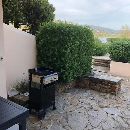 Les Pieds Dans L'eau Ле-Лаванду